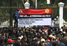 Mahasiswa Berdemo di Depan DPR, Orator: Goyangkan Pagarnya! - JPNN.com