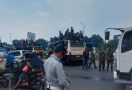 Mahasiswa Blokade Gerbang Tol Gedong Ciracas, Petugas Hanya Berjaga - JPNN.com