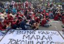 Massa Mulai Banjiri Patung Kuda, Ada Spanduk “Bung Karno Marah Jokowi Offside” - JPNN.com