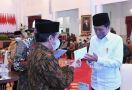 Jokowi Serahkan Zakat Kepada Baznas, Lihat Tuh Amplopnya - JPNN.com