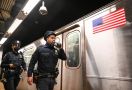 Banjir Darah di Subway New York, Pelaku Berbadan Kekar Lempar Bom Asap Lalu Hilang - JPNN.com