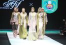 Lia Afif Hadirkan Batik Bernuansa Kayu Ulin di Indonesia Fashion Week 2022 - JPNN.com