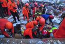 Alfamart Ambruk, Belasan Orang Terjebak di Reruntuhan Bangunan - JPNN.com
