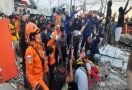 Bangunan Alfamart Ambruk, 15 Orang Terjebak Dalam Reruntuhan - JPNN.com
