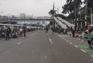 Demonstrasi Masih Berlangsung, Jalanan di Depan Gedung DPR Masih Ditutup - JPNN.com