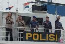 Eks Kakorpolairud Melambaikan Tangan dari Atas Kapal, Komjen Arief Turut Menyaksikan - JPNN.com