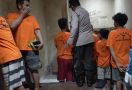 Pagi-Pagi, Ipda Ngadiyo & Anak Buahnya Mengecek Sel Tahanan, Lihat Fotonya - JPNN.com