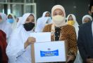 Menaker Ida Bagikan Paket Sembako Ramadan di Surabaya - JPNN.com