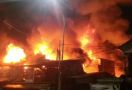 Kebakaran Pasar Gembrong Hanguskan 400 Bangunan, Ini Dugaan Penyebabnya - JPNN.com