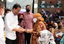 Jokowi Apresiasi Kemensos atas Capaian Penyaluran BLT, Lihat Ekspresi Risma - JPNN.com