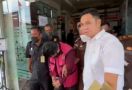 Pakai Rompi Merah, Mantan Anggota KPU Sampai Malu Mengangkat Wajahnya - JPNN.com