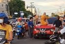 Pria Pengemudi Nissan Juke Tepergok Bersama WIL, Wanita Ini Sampai Naik Kap Mobil, Viral - JPNN.com