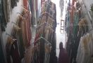 Viral, Wanita Berkerudung Ini Menyelipkan Baju Curian di Anunya, Astaga! - JPNN.com