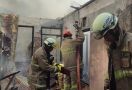 Rumah di Komplek Polri Terbakar, Kerugian Mencapai Ratusan Juta Rupiah - JPNN.com