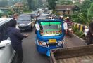 Satu Keluarga dari Jakarta Mudik ke Tasikmalaya Menggunakan Bajaj, Sudah Biasa Hadapi Kemacetan - JPNN.com