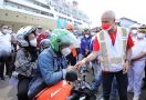 Gaya Ganjar Saat Menyapa Ribuan Pemudik di Pelabuhan Tanjung Emas - JPNN.com