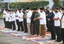 Jokowi Salat Id di Istana Yogyakarta, Lihat Siapa Tentara di Sampingnya - JPNN.com