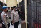 Iptu Edi Mendatangi Sel Tahanan, Lihat Itu Kondisi Penghuninya - JPNN.com