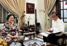 Bersilaturahmi ke Kediaman Megawati, Jokowi Malah Melakukan Ini - JPNN.com