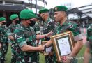 Tim Penangkap Pembunuh Sertu Eka Dapat Penghargaan, Lihat Prajurit yang Disalami KSAD - JPNN.com