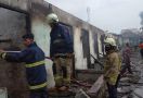 Bangunan Kontrakan 15 Pintu di Tangerang Terbakar - JPNN.com