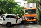 Kejadian di Palembang, Mobil Xenia Vs Truk Kontainer, 10 Orang Terluka - JPNN.com