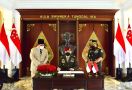 Prabowo dan Jenderal Dudung Berdiri Mengapit Sosok Ini yang Sedang Duduk - JPNN.com
