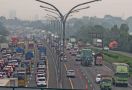 Lihat Penampakan Contraflow di Tol Jakarta-Cikampek Sore Ini, Masih Ramai Pemudik - JPNN.com