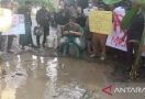 Kesal Jalan Rusak, Warga Bogor Protes dengan Cara Seperti Ini - JPNN.com
