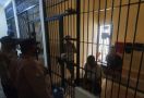 Pagi-Pagi, Aipda Tri dan Bripka Syahroni Mengecek Sel, Lihat Kondisi Tahanannya - JPNN.com