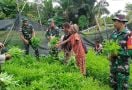 Bantu Warga Perbatasan RI-PNG, Prajurit TNI Lakukan Ini, Top - JPNN.com