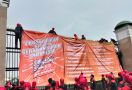 Buruh Bentangkan Spanduk di Pagar Gedung DPR RI, Nih Tuntutannya - JPNN.com