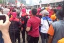 Massa Demo May Day 2022 Kepung Mobil Sedan, Ada Pemukulan, Tegang - JPNN.com