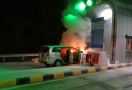 Kijang Innova Terbakar di Gerbang Tol Kota Baru, Begini Kondisinya - JPNN.com