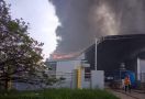 Ada Kebakaran Pabrik di Bekasi, Lihat Fotonya - JPNN.com