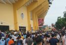 SEA Games 2021: Ribuan Penonton Memaksa Masuk Stadion Thien Truong, Adu Mulut Terjadi - JPNN.com