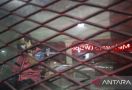 Sudah di Dalam Mobil Tahanan, Tersangka Korupsi Ini Masih Bisa Menelepon Seseorang - JPNN.com