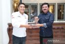 MotoGP Indonesia Sukses, Marsekal TNI (Purn) Hadi Tjahjanto Diganjar Penghargaan oleh MGPA  - JPNN.com