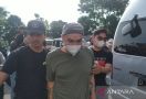 Gary Iskak Dibawa Polisi ke Suatu Tempat, Lihat Penutup Kepalanya - JPNN.com