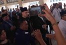 Masyarakat Serbu Mesut Ozil Jelang Salat Jumat di Masjid Istiqlal, Lihat Nih - JPNN.com