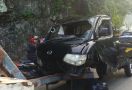 Seusai Bertabrakan dengan Jeep, Mobil Pikap Terjun Bebas ke Laut, 2 Penumpang Selamat - JPNN.com