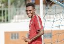 Bek Asal Jayapura Papua Adu Nasib di PSM Makassar - JPNN.com