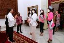 Terima Kunjungan Puteri Indonesia dan Miss Universe di Istana, Lihat Senyum Pak Jokowi - JPNN.com