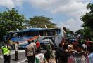 Bus Sugeng Rahayu Terguling di Madiun, Belasan Penumpang Terluka - JPNN.com