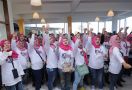 Ratusan Mak-Mak Berhijab Merah Muda Siap Menangkan Sandiaga di Pilpres - JPNN.com