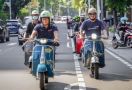 Sandiaga Uno Geber Vespa Listrik, Lihat tuh Gayanya,Santai Banget! - JPNN.com