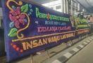 Selebgram Naura Divonis Bebas, Karangan Bunga Korban Penuhi PT Palembang - JPNN.com