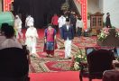 Lihat Nih, Jokowi dan Iriana Mengapit Megawati ke Acara Peresmian Masjid At-Taufiq - JPNN.com
