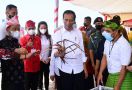 Lihat, Apa yang Dipegang Jokowi saat Meninjau Pameran UMKM di Wakatobi - JPNN.com
