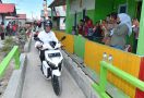 Sat Set, Gaya Jokowi Motoran dengan Iriana di Gang Sempit - JPNN.com